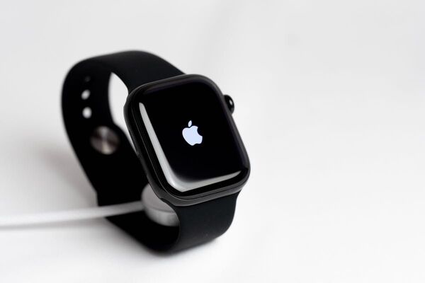 今年中保証付 保護フィルム付 Apple Watch Series10 42mm ブラック 軽量最薄コンパクト アップルウォッチ