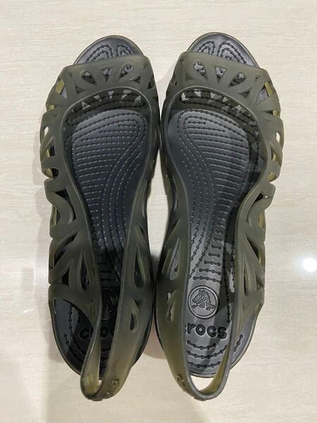 Crocs ブラック グレーオリーブビーチサンダル オープントゥミュール 厚底