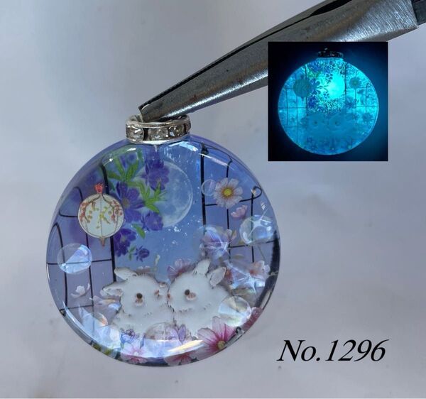 レジン/初秋の窓辺のうさぎ 秋桜 蓄光 オルゴナイトネックレス