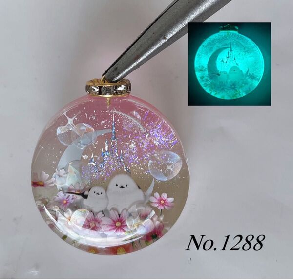 レジン/お城とシマエナガ 三日月 秋桜 蓄光 オルゴナイトネックレス