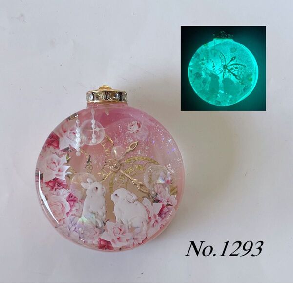 レジン/時間の国のうさぎ 薔薇 蓄光 オルゴナイトネックレス