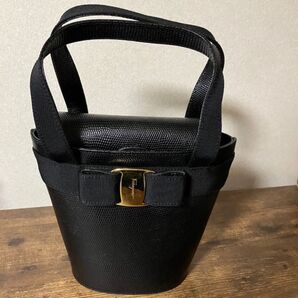 サルヴァトーレ フェラガモ Salvatore Ferragamo ヴァラリボン バケツ型 レザー型押しハンドバッグ【黒】
