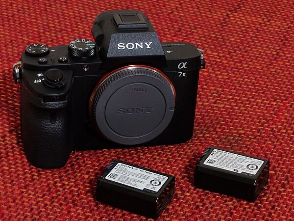 【使用僅少】SONYα7 II ボディ ILCE-7M2 ※純正バッテリx2、純正チャージャー付き ※カメラの箱・付属品あり