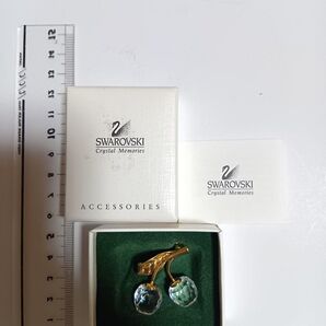 SWAROVSKI チェリー ピン クリスタルガラスアクセサリー 箱付