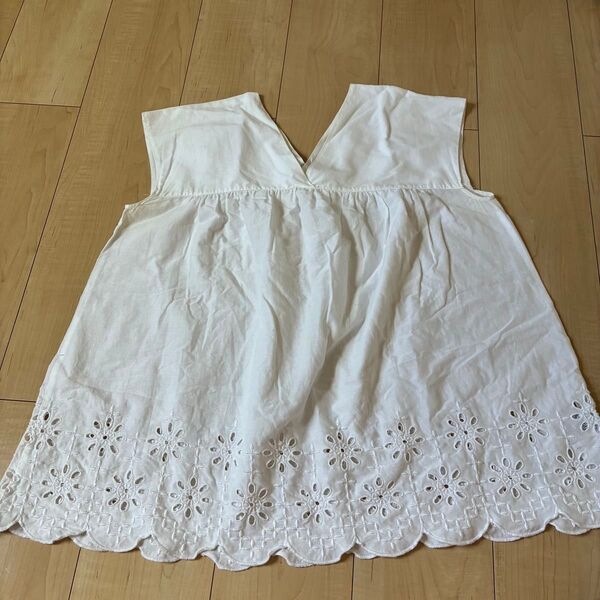 UNIQLOワンピース 刺繍入りホワイトノースリーブチュニック
