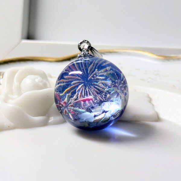 花火のガラス玉ペンダント レジン ハンドメイドアクセサリー