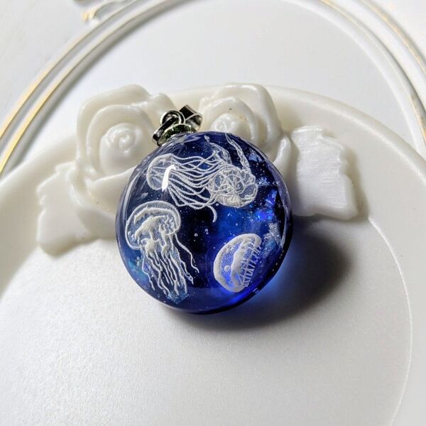 海月レジンペンダント レジンアクセサリー ハンドメイド