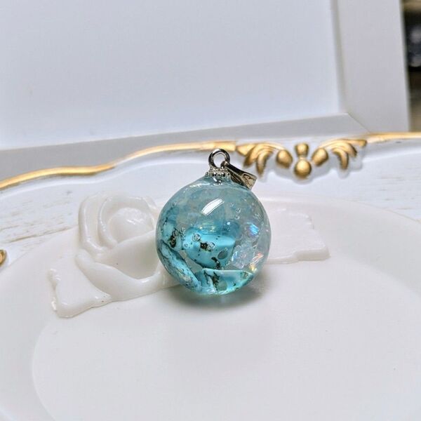 ハンドメイド レジン ネックレストップ、チェーン付き(2cm×2cm、おまとめ購入可)