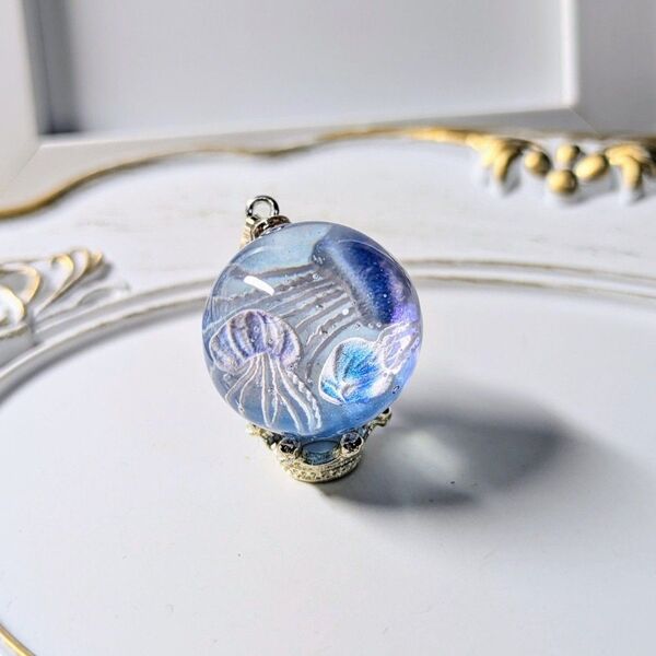 ハンドメイド レジン製 クラゲ ペンダント ネックレス (約2.5cm)