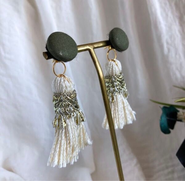 《ピアス》ラメリボン帯付きホワイトタッセル【ハンドメイド品】