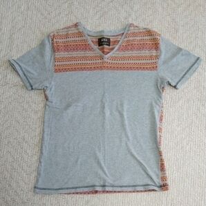 M&S VネックTシャツ グレー ネイティブ柄