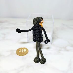 ヒトガタ レトログリーン&黒 9cm 人形 チャーム キーホルダー パラコード