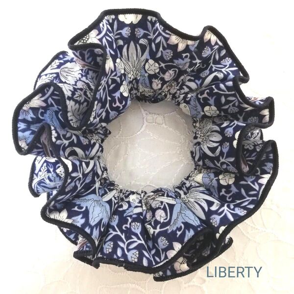LIBERTY タナローンのひらひらシュシュ ストロベリーシーフ×ネイビー くるみボタンゴムつき