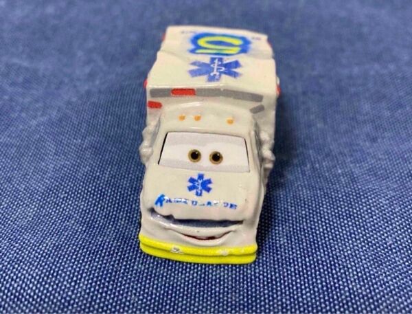 ディズニー カーズ トミカ C-39 ドクターダメージ ミニカー カーズ カーズトミカ