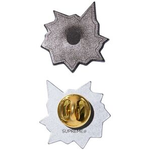 シュプリーム Supreme 日本限定 NATE LOWMAN ネイトロウマン 銃弾痕 BULLET HOLE PIN ピンバッジ