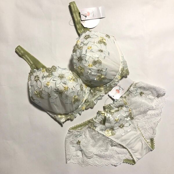 【Risa Magli】《入浴剤1袋付き》煌めく鮮やかなお花の刺繍 グリーン×ホワイト ブラ・レースショーツ H70・Mサイズ♪