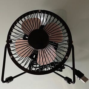 新品 動作確認済み レトロ感 コロンとかわいい 卓上 USB扇風機 角度調整 昭和レトロ 扇風機 卓上扇風機 ブラック
