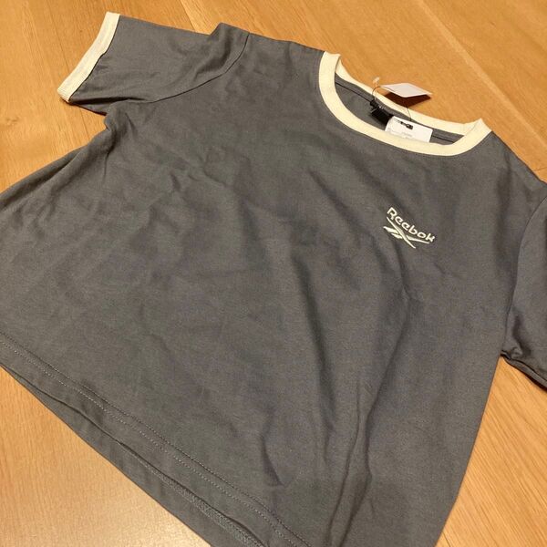 新品 Reebok ショート丈Tシャツ グレー レディース