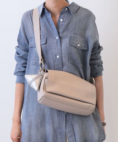 BEARDSLEY レザーボディバッグ ベージュ