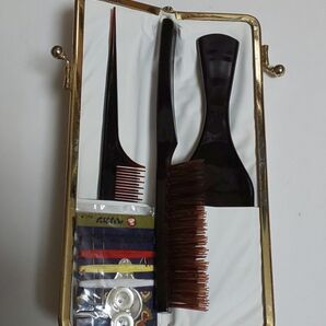 がま口型 携帯 クシ、ブラシ 、手鏡3点セット 裁縫セット付き 未使用品
