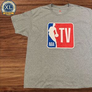 【セール!! US古着】グレー XL NBA バスケ ロゴ Tシャツ 半袖 プリント メンズ レディース