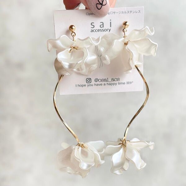 ホワイト フラワー 花びら ピアス イヤリング 白 ブライダル 結婚式 ウェディング 花嫁 大ぶり 揺れる サージカルステンレス