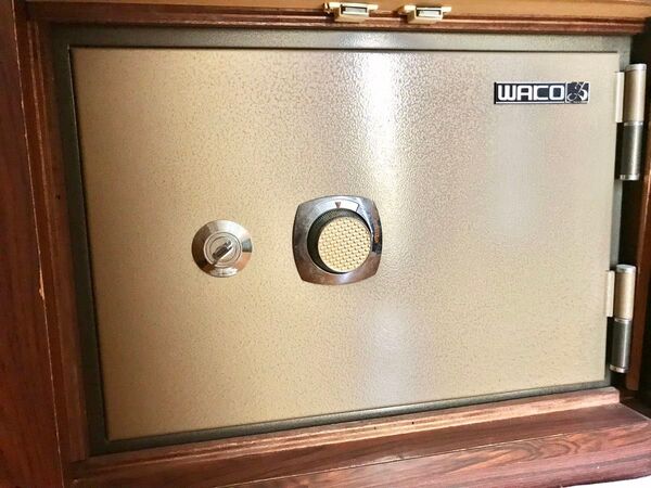 ダイヤル式金庫★WAKO★鍵1個 引き出し付き★ 小型耐火金庫