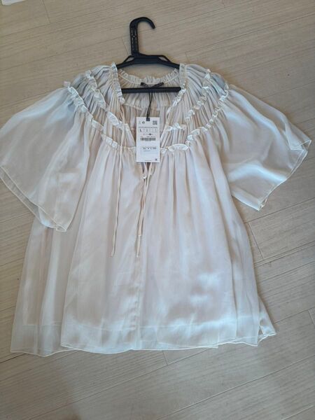 【新品タグ付き】ZARA シャーリングブラウス Lサイズ アイボリー 4990円購入