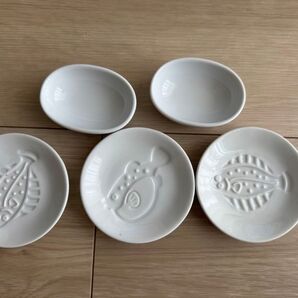 醤油皿 小皿 8cm 絵浮き出る 3枚魚型 + 楕円皿 2枚 ホワイト