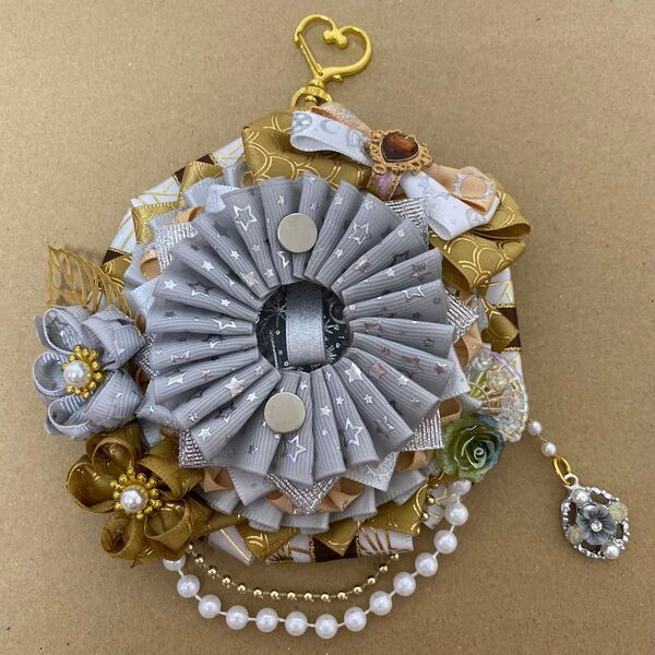 ロゼット 57mm缶バッジ 金色 白色 ハンドメイド