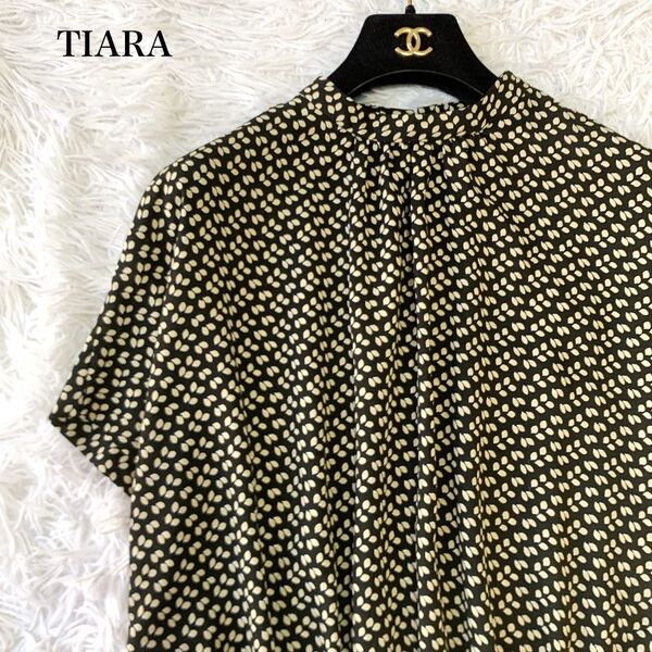 TIARA ティアラ リーフドットプリントハイネックブラウス とろみ 総柄 裾シャーリング フリーサイズ