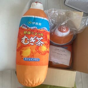 接触冷感!ひんやり抱っこクッション 新品未開封品 伊藤園 健康ミネラル麦茶 難あり 2個セット