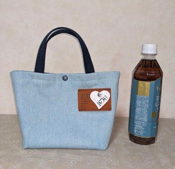 デニムのミニトート*ハート型のモチーフ((ハンドメイド))ライトブルー お散歩バッグ、手提げバッグ *持ち手紺色
