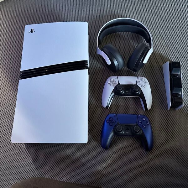 PS5pro本体、PS5ワイヤレスコントローラー、PS5ワイヤレスヘッドセット、PS5充電スタンド まとめ売り4点