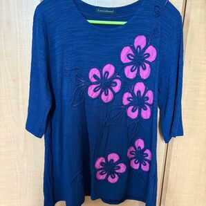 未使用に近い!刺繍入りトップス ネイビー