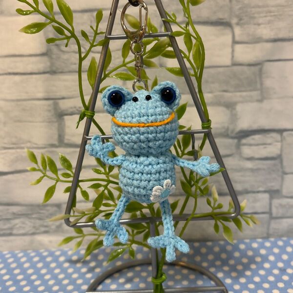 カエルちゃん(水色系)のあみぐるみストラップ ハンドメイド
