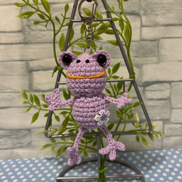 カエルちゃん(パープル系)のあみぐるみストラップ ハンドメイド