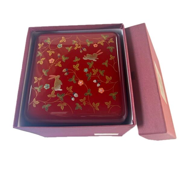 新品 山本寛斎 赤い重箱 金色の花とうさぎの模様 小重箱 お弁当 宝石箱 箱入り