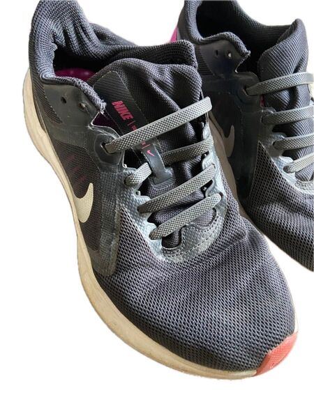 NIKE ランニングシューズ 23.cm ブラック ピンク紐がゴムみたいでしばらなくてよい