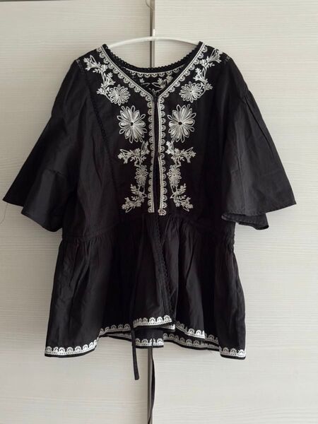 ニコアンド niko and... 新品 定価6000円 インド刺繍Vネックブラウス