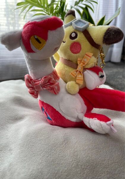 レア ポケモンセンター ピカチュウ&ラティアス ラティアスに乗ってキーホルダー