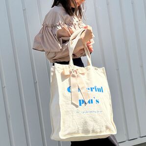 キャンバストートバッグ リボンチャーム付き 通勤通学 アイボリー/ブルー