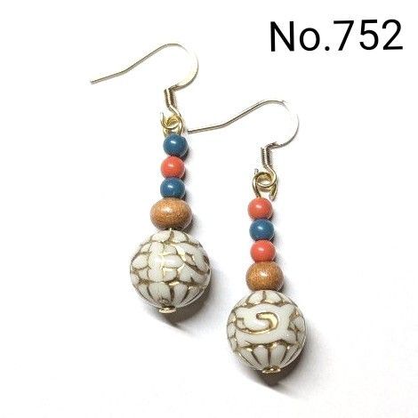 No.752 ハンドメイドピアス イヤリング 樹脂ピアス アクリルビーズ ウッドビーズ ゴールド アクセサリー