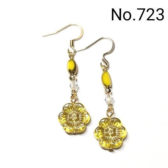 No.723 ハンドメイドピアス イヤリング 樹脂ピアス アクリルフラワービーズ イエロー 黄色 ゴールド アクセサリー