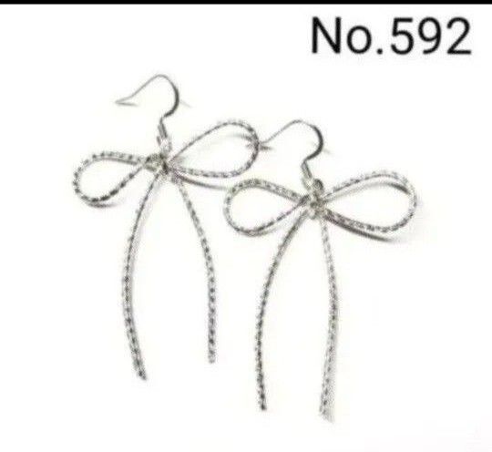 No.592 ハンドメイドピアス イヤリング 樹脂ピアス リボンチャーム シルバー 大ぶり アクセサリー