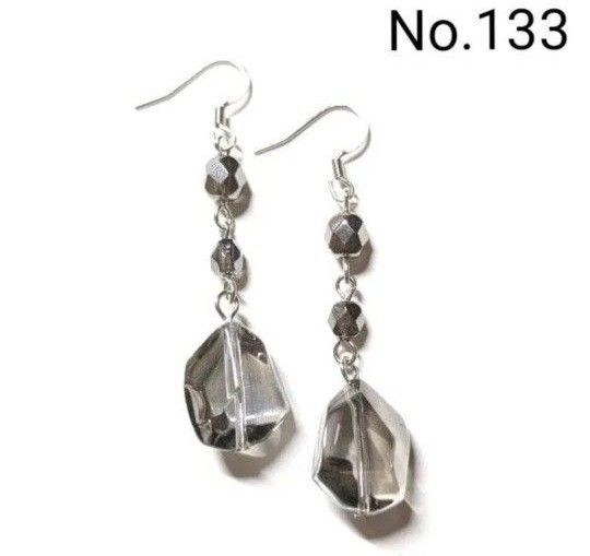 No.133 ハンドメイドピアス イヤリング 樹脂ピアス ガラスビーズ チェコビーズ メタリックシルバー アクセサリー