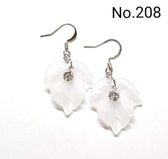 No.208 ハンドメイドピアス イヤリング 樹脂ピアス フロスト葉っぱパーツ ラインストーン シルバー アクセサリー