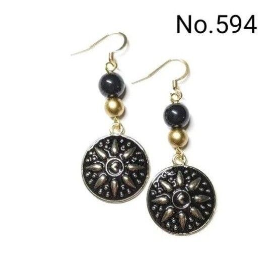 No.594 ハンドメイドピアス イヤリング 樹脂ピアス エポチャーム ブラック 丸 模様 ゴールド アクセサリー