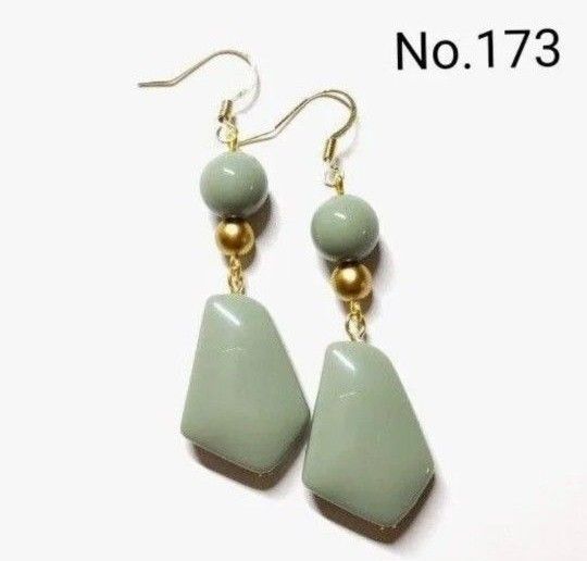 No.173 ハンドメイドピアス イヤリング 樹脂ピアス アクリルパーツペンタゴン 変形 パールグリーン ゴールド アクセサリー