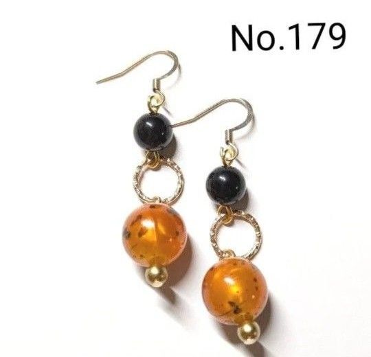 No.179 ハンドメイドピアス イヤリング 樹脂ピアス アクリルビーズオレンジ 和柄 金模様 ブラック ゴールド アクセサリー